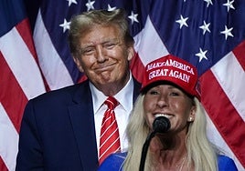 La congresista Greene participó en el acto para solicitar la desclasificación de los papeles de Epstein frente al Capitolio.