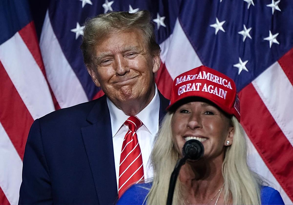 La congresista Greene participó en el acto para solicitar la desclasificación de los papeles de Epstein frente al Capitolio.