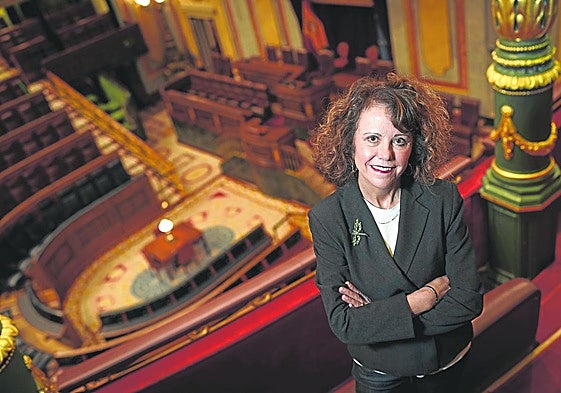 Ana Rivero, en la tribuna de prensa del Congreso, con la mesa de taquígrafa que tan bien conoce, al fondo.