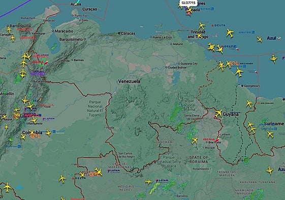 Imagen del espacio aéreo venezolano totalmente despejado con decenas de vuelos esquivándolo.