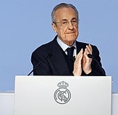 Florentino Pérez aplaude en la asamblea de socios del Real Madrid.