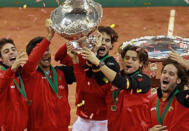 El equipo de 2011 levanta la Copa Davis