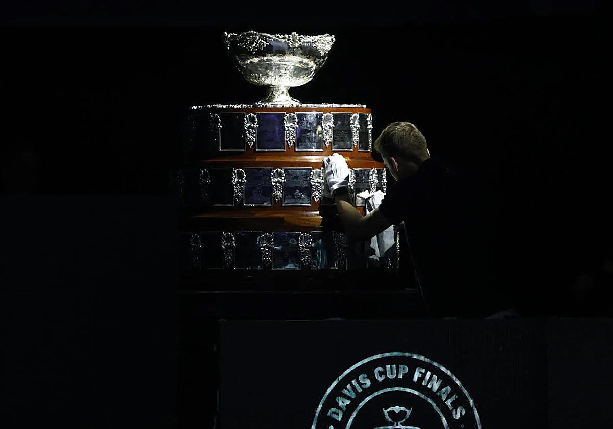 Una persona limpia la 'Ensaladera'.