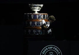 Una persona limpia la 'Ensaladera'.