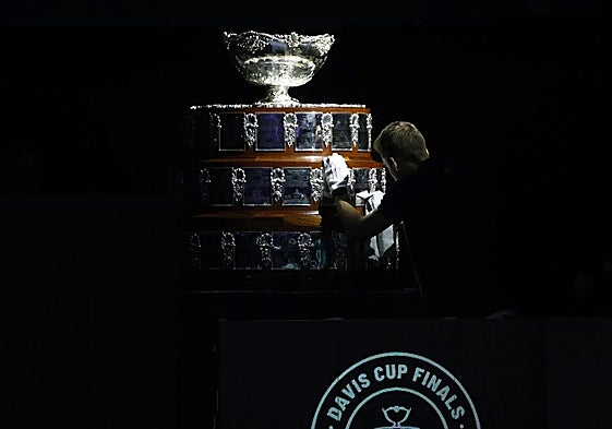 Una persona limpia la 'Ensaladera'.