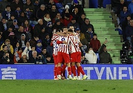Los jugadores del Atlético celebran el tanto ante el Getafe.
