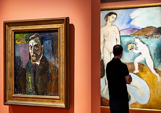Un espectador contempla obras de Henri Matisse en CaixaForum Madrid.
