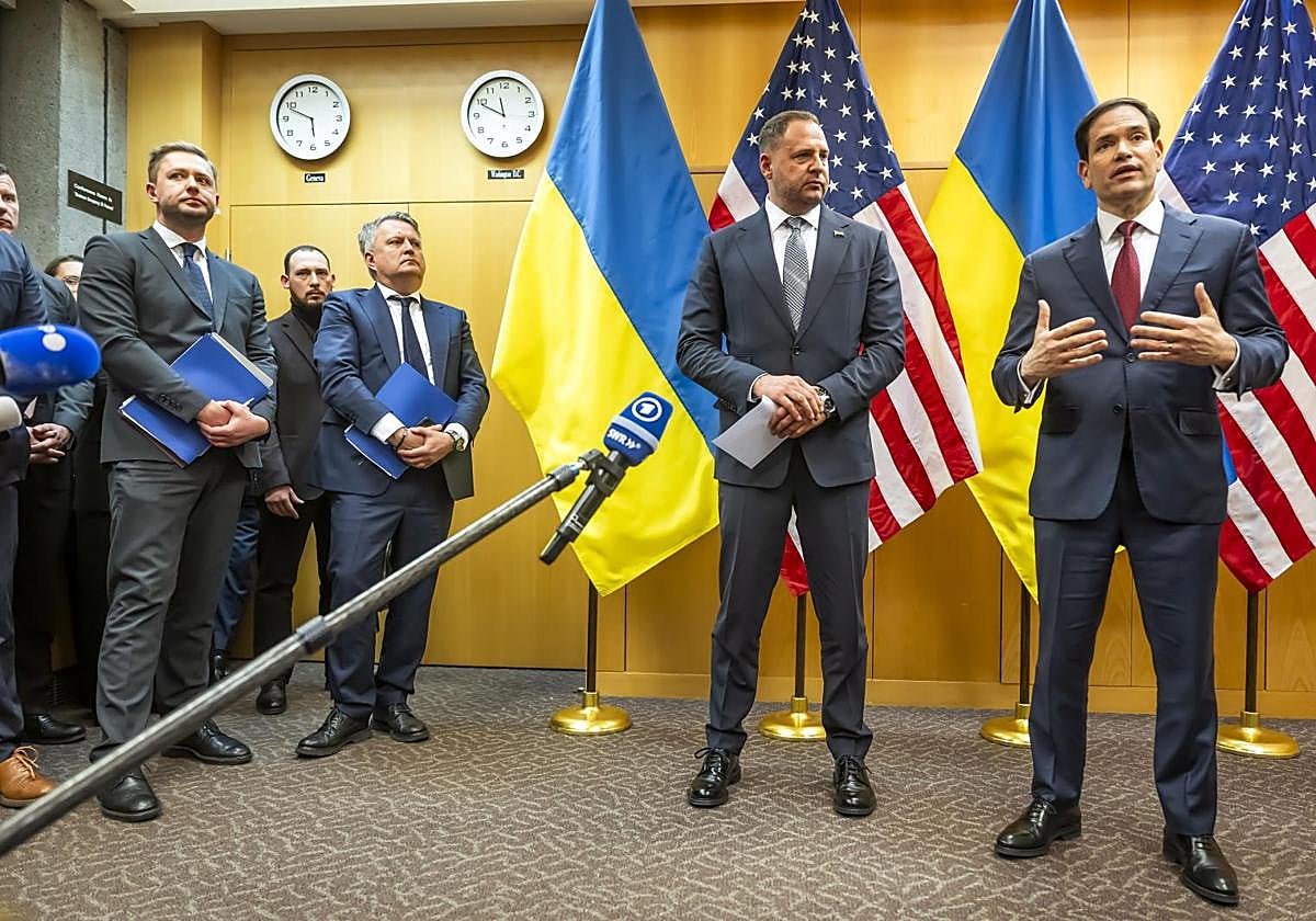 Andriy Yermak, líder de la delegación ucraniana, y el secretario de Estado de Estados Unidos, Marco Rubio, comparecen frente a la prensa en Ginebra.
