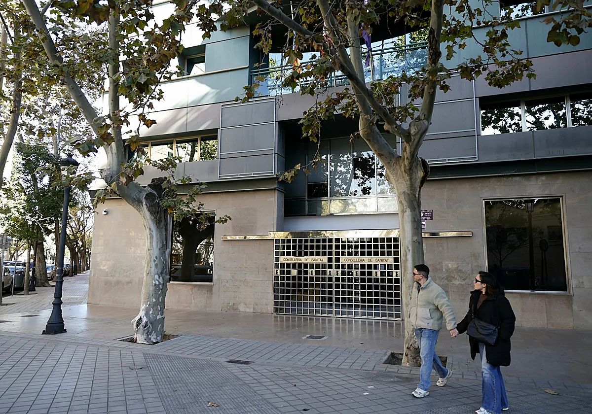 Puerta principal de la Conselleria de Sanidad Universal y Salud Pública.