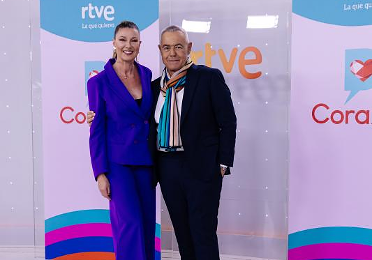 Los presentadores de televisión Anne Igartiburu junto a Jordi González