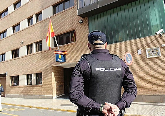 Un policía junto a la comisaría de Alzira.