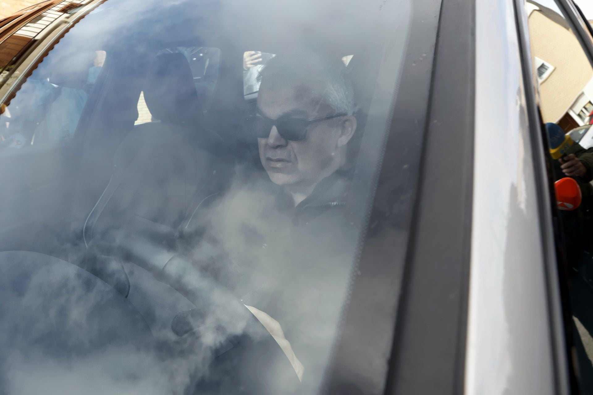 El ex secretario de Organización del PSOE Santos Cerdán sale en su vehiculo del domicilio en la localidad navarra de Milagro.