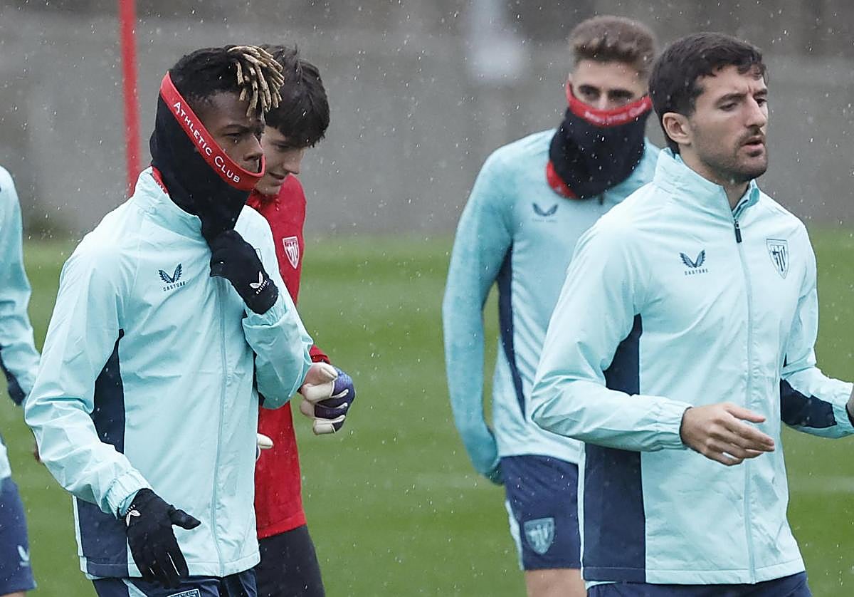 Nico Williams y Dani Vivian, durante un entrenamiento del Athletic.
