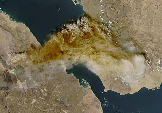 Una imagen satelital muestra la ceniza expulsada por el volcán Hayli Gubbi, en Etiopía, desplazándose sobre el mar Rojo.
