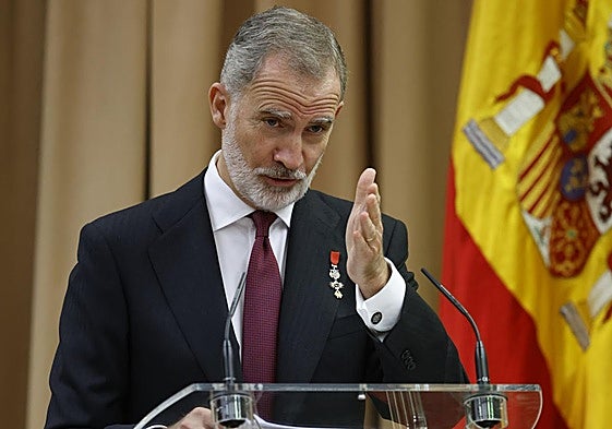 El rey Felipe VI pronuncia un discurso durante el coloquio '50 años después: la Corona en el tránsito a la democracia'.