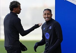 Lamine Yamal y Raphinha, durante el entrenamiento que llevó a cabo el Barça este lunes.