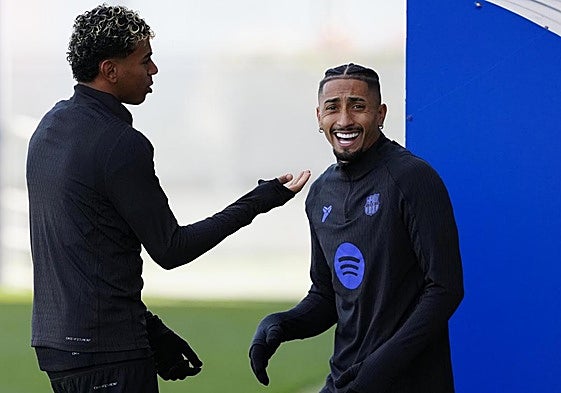 Lamine Yamal y Raphinha, durante el entrenamiento que llevó a cabo el Barça este lunes.