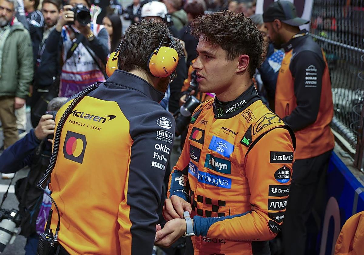 Lando Norris dialoga con un mecánico de McLaren tras la carrera en Las Vegas.