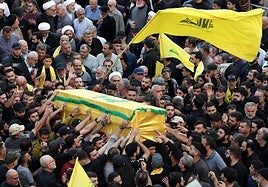 Cientos de personas participaron este lunes en la procesión fúnebre celebrada en Beirut para despedir al número dos de Hezbolá.