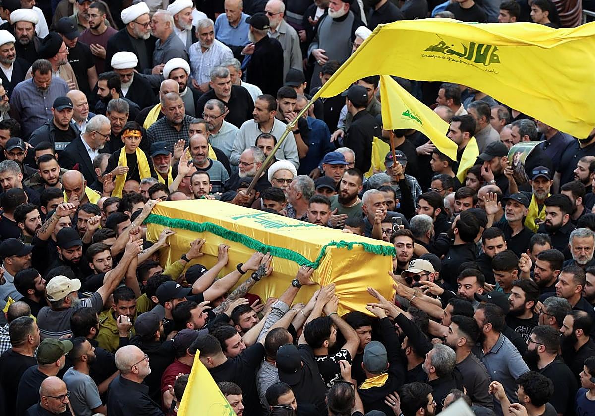 Cientos de personas participaron este lunes en la procesión fúnebre celebrada en Beirut para despedir al número dos de Hezbolá.
