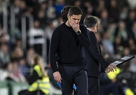 Xabi Alonso, preocupado durante el Elche-Real Madrid.