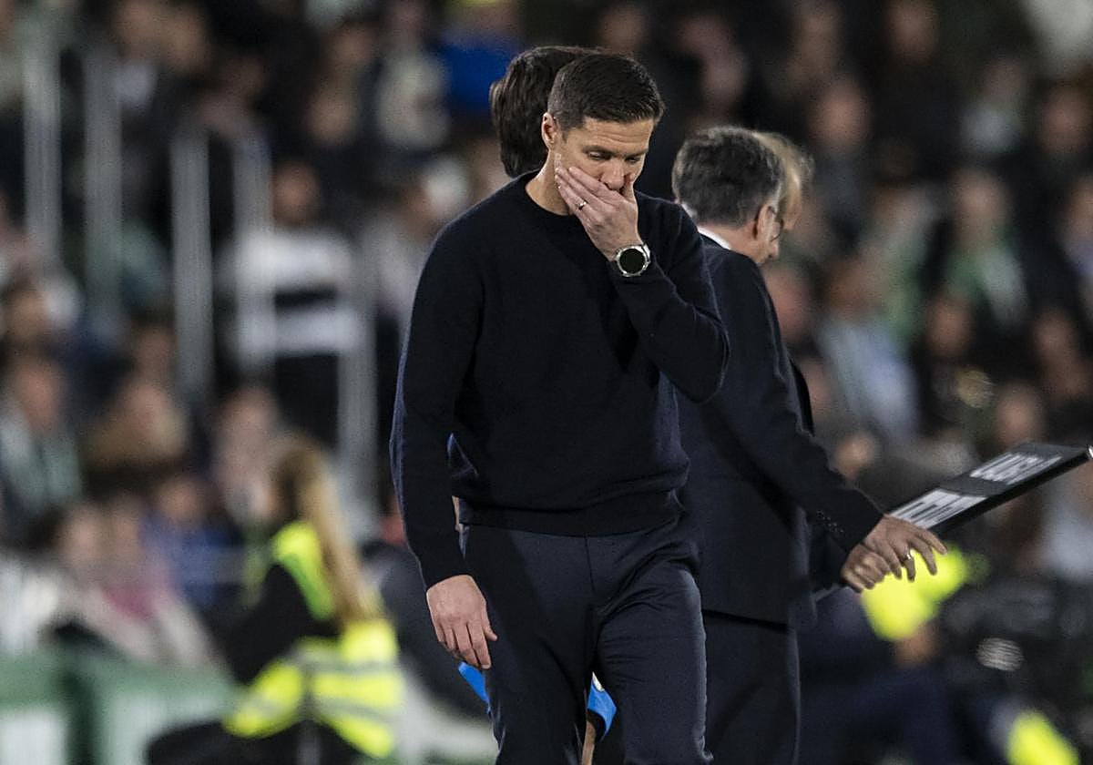 Xabi Alonso, preocupado durante el Elche-Real Madrid.