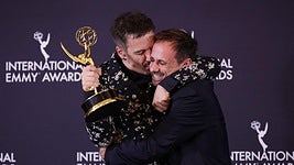 Javier Giner y Oriol Pla se abrazan tras recibir el premio al mejor actor.