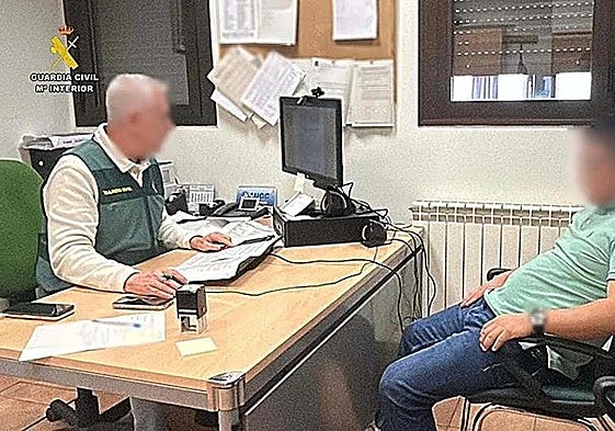 Guardia Civil toma declaración al detenido.