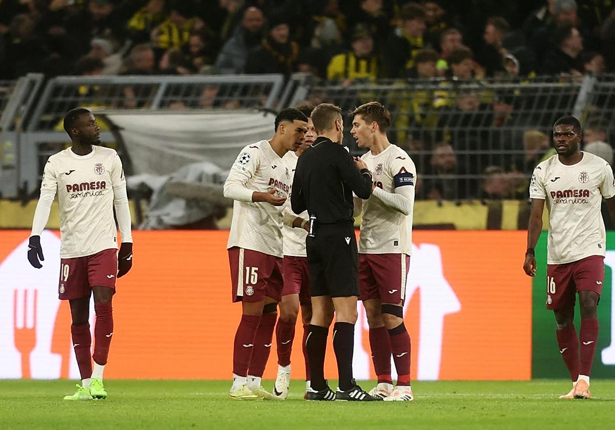 Los jugadores del Villarreal protestan una decisión del árbitro.