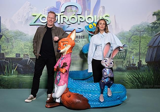 Jared Bush, codirector y guionista de la película, y Rigoberta Bandini.