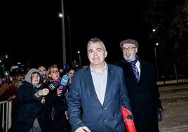 El exsecretario de organización del PSOE, Santos Cerdán, junto a su abogado a su salida de la prisión de Soto del Real.