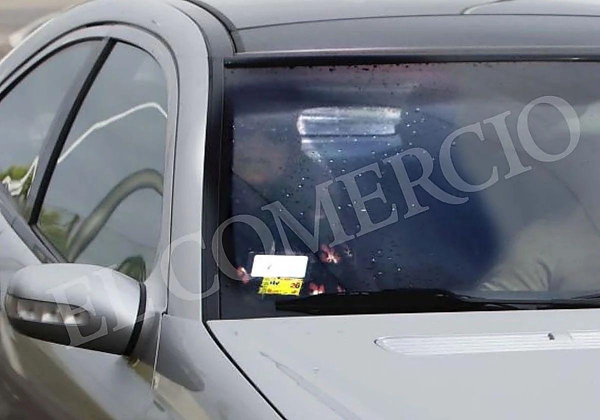 Triana, en el asiento del copiloto, saliendo de la cárcel de Asturias esta mañana.