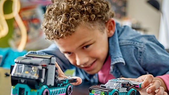 Diversión sin límites y aprendizaje en casa con el set Coche de Carreras y Camión LEGO City