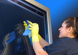 Las empleadas de hogar son uno de los colectivos más afectados por la subida del salario mínimo.