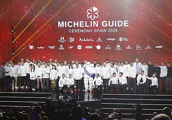 Foto de familia de los galardonados durante la gala de entrega de las Estrellas Michelín 2026, este martes en Málaga.