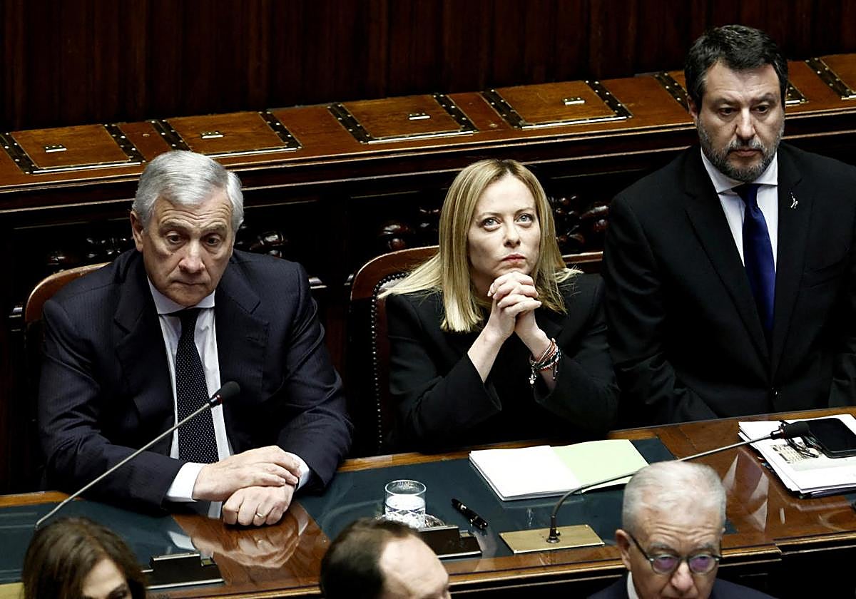La primera ministra italiana, Giorgia Meloni, junto a sus socios Antonio Tajani y Matteo Salvini, en el Parlamento.