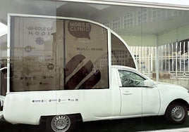 El papamóvil convertido en clínica itinerante este martes en Belén.