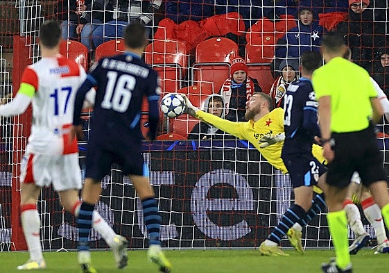 Stanek detiene el cabezazo de Robert Navarro que pudo decidir el partido.