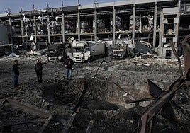 Cráter creado por un proyectil ruso en Kiev.