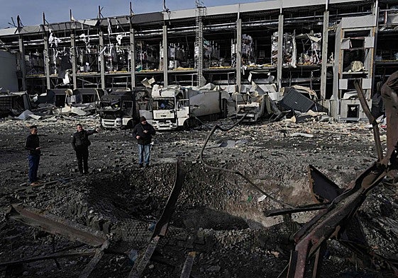 Cráter creado por un proyectil ruso en Kiev.