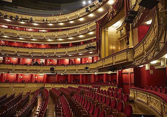 Interior del Teatro Real con su patio de butacas y sus palcos.