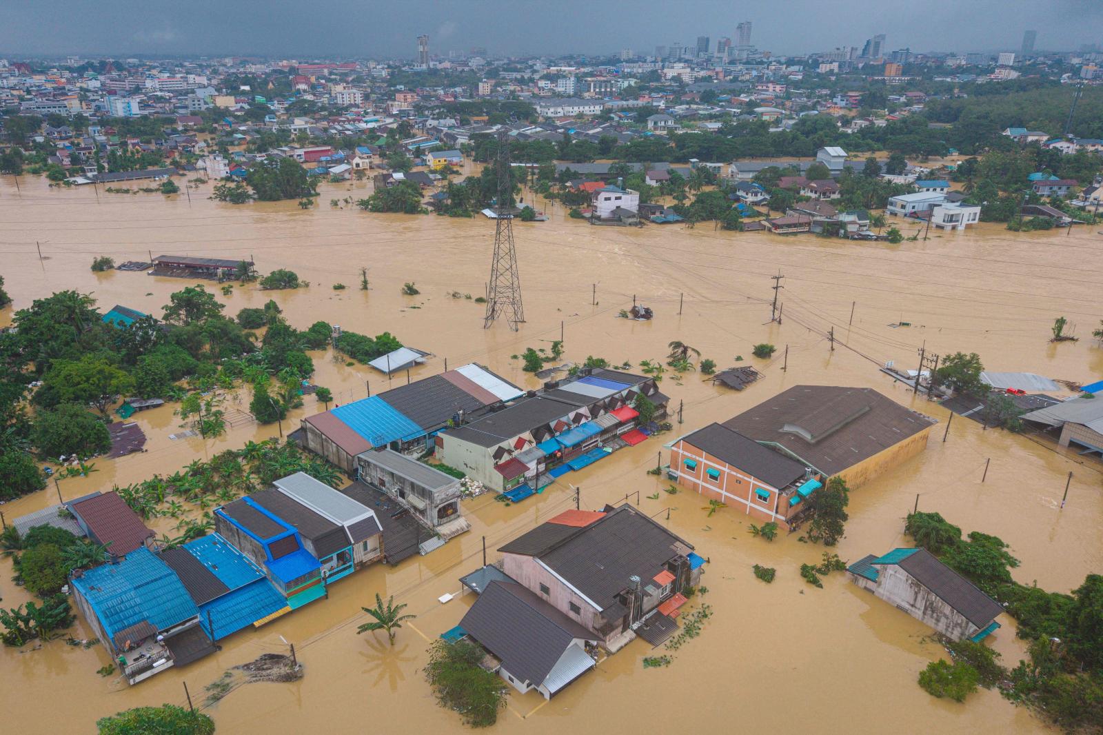 El sur de Tailandia lucha contra unas inundaciones históricas
