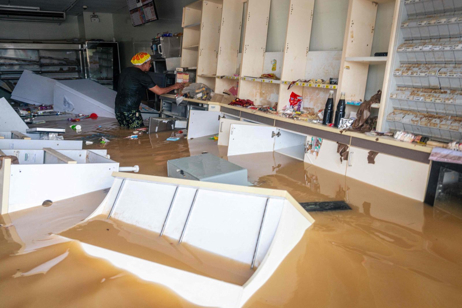 El sur de Tailandia lucha contra unas inundaciones históricas