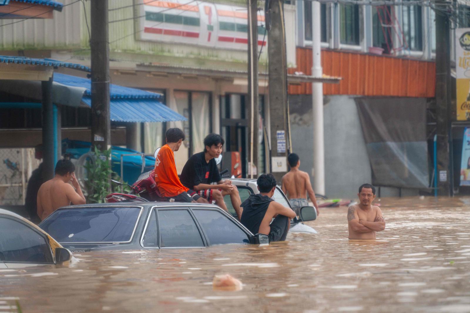 El sur de Tailandia lucha contra unas inundaciones históricas