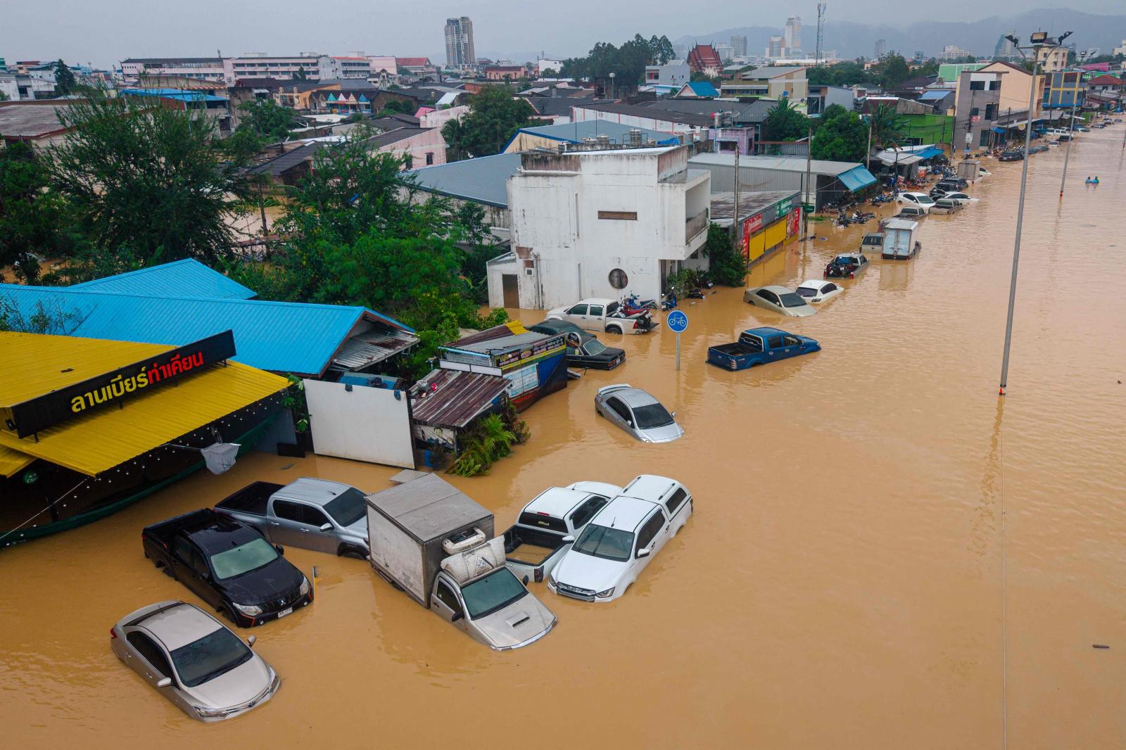 El sur de Tailandia lucha contra unas inundaciones históricas