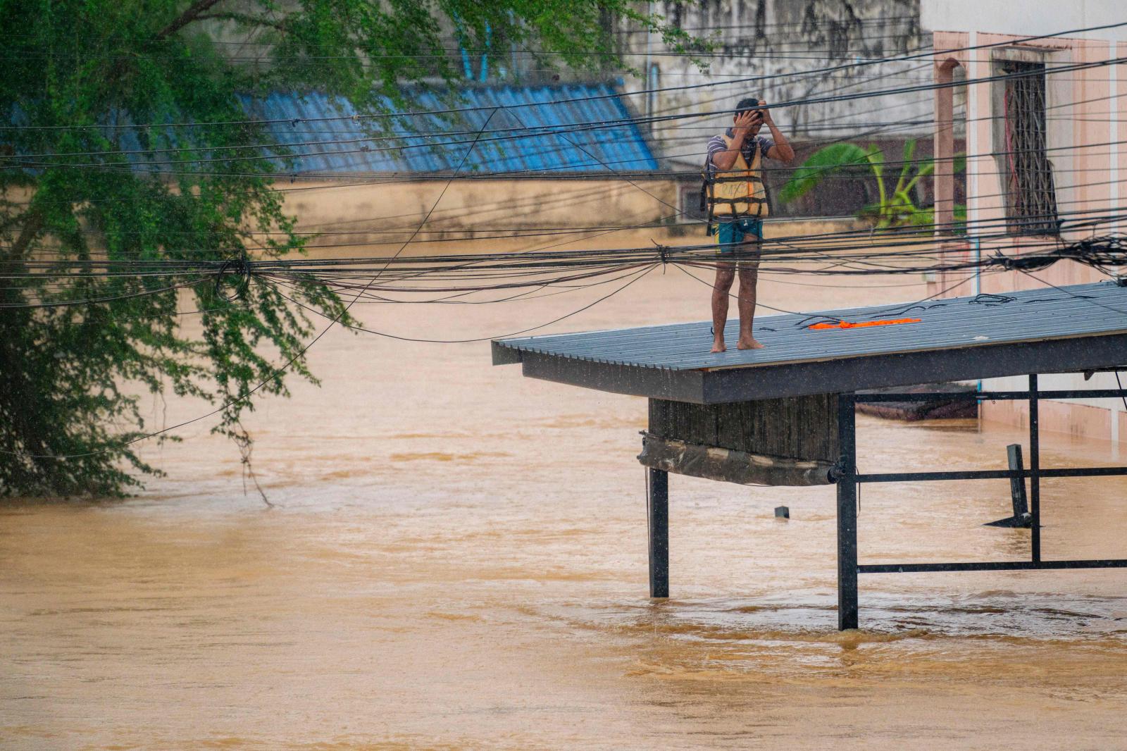 El sur de Tailandia lucha contra unas inundaciones históricas