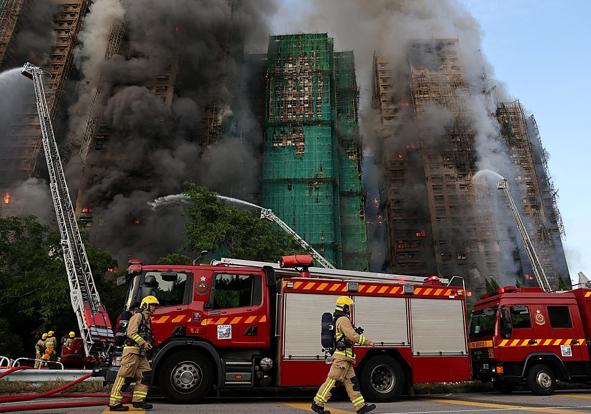 Imagen principal - El incendio ha dejado escenas de terror en Hong Kong.
