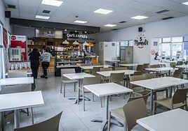 Dos clientes piden en la barra de la cafetería de un hospital