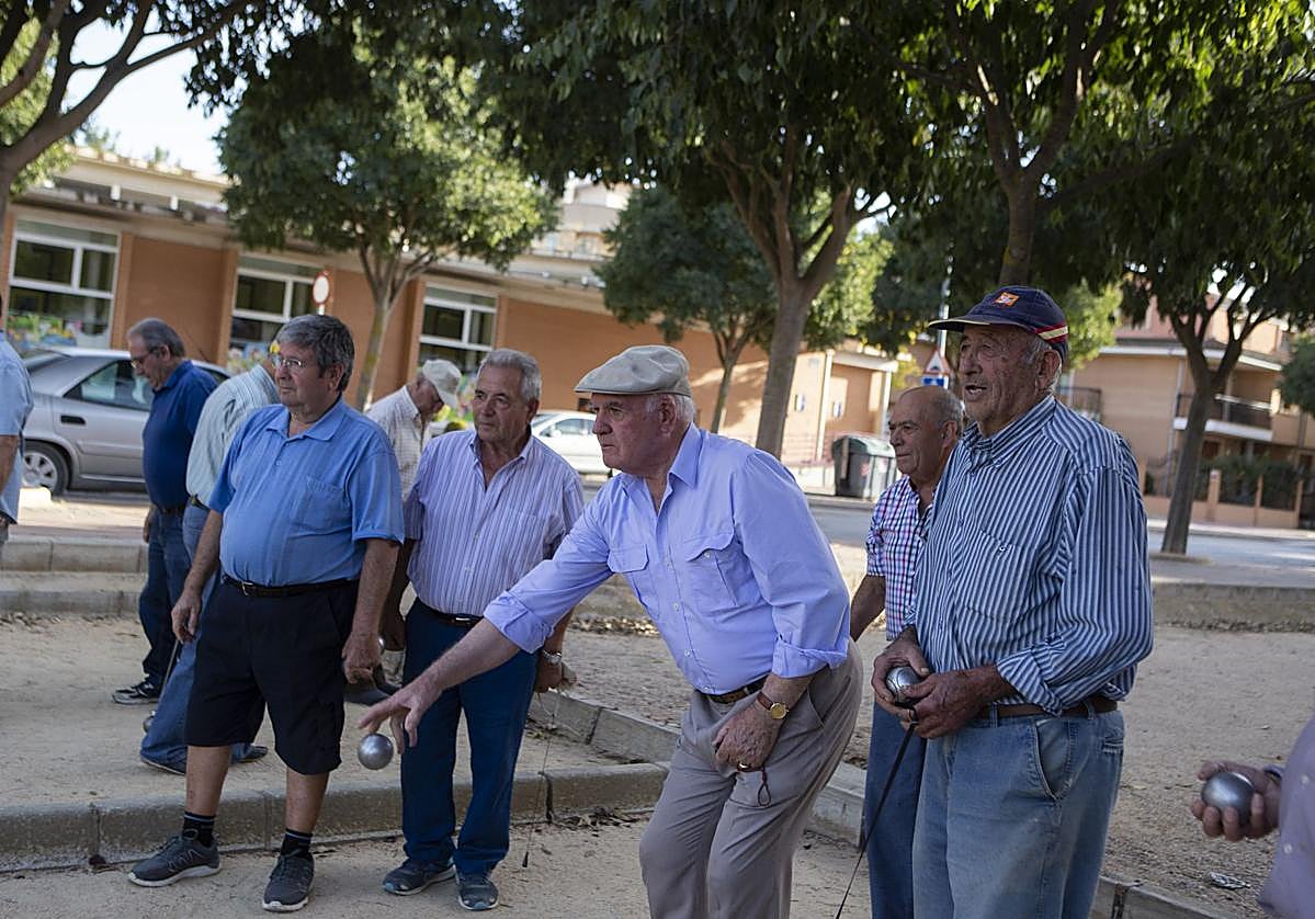 Un grupo de jubilados, en un parque de Madrid.