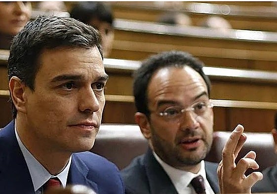 Pedro Sánchez y Antonio Hernando en el Congreso